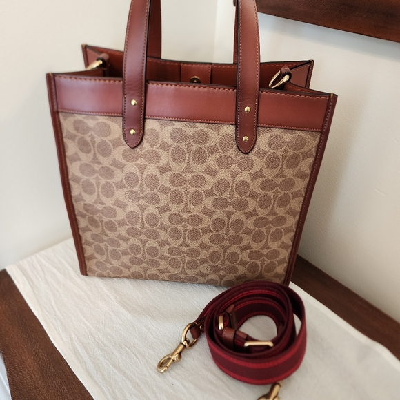 Coach Field Tote 30 in Signature Canvas With Horse and Carriage EUC - Picture 2 of 10
